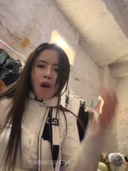️户外主播【qingqing-ss】高颜值长腿丝袜、公园、网吧大胆裸露自慰 截图7
