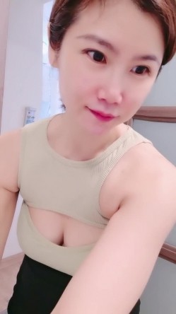超美御姐！这个屌爆了！【你骚小姨】刚下海的御姐，颜值抗打，鸡巴毛卡喉咙，给女主气死了 截图1