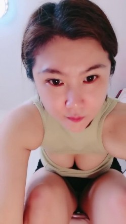 超美御姐！这个屌爆了！【你骚小姨】刚下海的御姐，颜值抗打，鸡巴毛卡喉咙，给女主气死了 截图7