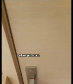 【极品泄密云盘流出】最新独家流出两对夫妻性爱自拍 疯狂3P多P乱操 喷水露出 夹腰深操 完美露脸 截图1