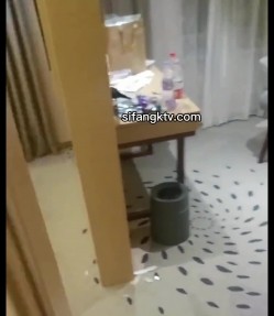 【极品泄密云盘流出】最新独家流出两对夫妻性爱自拍 疯狂3P多P乱操 喷水露出 夹腰深操 完美露脸 截图2