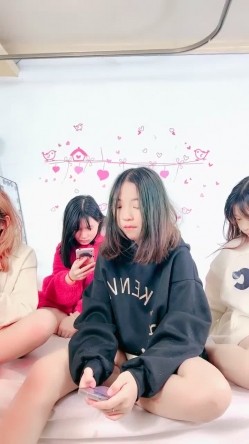 20小时核弹！一群小妹妹被渣男换着干！【青春美少女】属实壮观！其中有一个小妹我认为非常极品 截图1