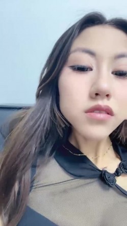 模特御姐【小咪妹妹】跟闺蜜KTV互扯 草地推倒无套口爆 截图3