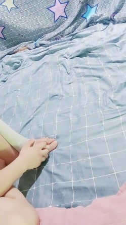 哺乳期黑丝露脸骚逼奶妈跟大哥激情啪啪，口交足交让狼友看骚逼，激情抽插浪叫不断，挤奶水诱惑双奶喷射带劲 截图5