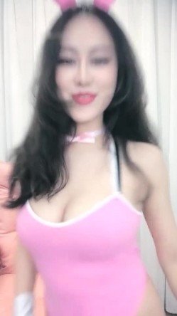 颜值不错兔女郎装扮少妇诱惑自摸，露奶脱下内裤椅子上掰开特写， 截图2