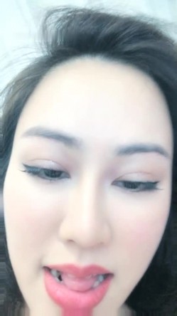 颜值不错兔女郎装扮少妇诱惑自摸，露奶脱下内裤椅子上掰开特写， 截图12