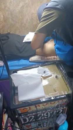 《贵在真实反差淫妻》顶级绿帽刷锅狠人，私密交流群东北夫妻淫乱群交内容曝光，商场户外超市露出3P野战相当开放 截图1