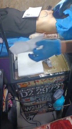 《贵在真实反差淫妻》顶级绿帽刷锅狠人，私密交流群东北夫妻淫乱群交内容曝光，商场户外超市露出3P野战相当开放 截图3