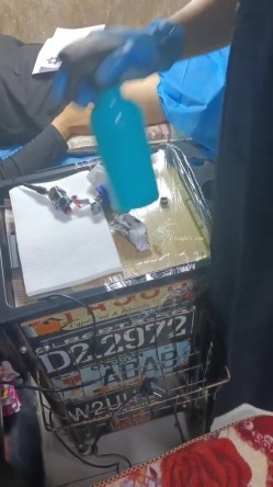 《贵在真实反差淫妻》顶级绿帽刷锅狠人，私密交流群东北夫妻淫乱群交内容曝光，商场户外超市露出3P野战相当开放 截图6