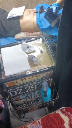 《贵在真实反差淫妻》顶级绿帽刷锅狠人，私密交流群东北夫妻淫乱群交内容曝光，商场户外超市露出3P野战相当开放 截图9