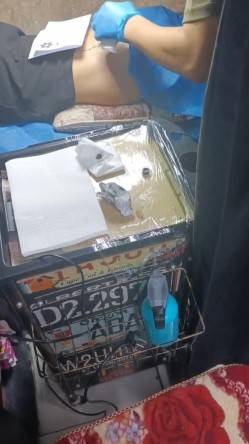 《贵在真实反差淫妻》顶级绿帽刷锅狠人，私密交流群东北夫妻淫乱群交内容曝光，商场户外超市露出3P野战相当开放 截图10
