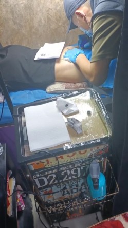 《贵在真实反差淫妻》顶级绿帽刷锅狠人，私密交流群东北夫妻淫乱群交内容曝光，商场户外超市露出3P野战相当开放 截图12