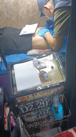 《贵在真实反差淫妻》顶级绿帽刷锅狠人，私密交流群东北夫妻淫乱群交内容曝光，商场户外超市露出3P野战相当开放 截图13