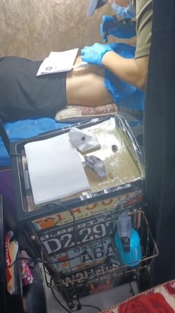 《贵在真实反差淫妻》顶级绿帽刷锅狠人，私密交流群东北夫妻淫乱群交内容曝光，商场户外超市露出3P野战相当开放 截图14