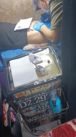 《贵在真实反差淫妻》顶级绿帽刷锅狠人，私密交流群东北夫妻淫乱群交内容曝光，商场户外超市露出3P野战相当开放 截图15