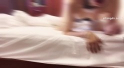 超顶淫妻博主，【琼久】，跟其他单男3P，绿帽男在旁边看别人干自己的老婆，好淫荡的画面 截图1