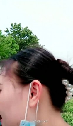 极品冰火姐妹花~~户外水塘野战，男主幸福，无套干俩，表姐有韵味，爽得张嘴大叫！ 截图2