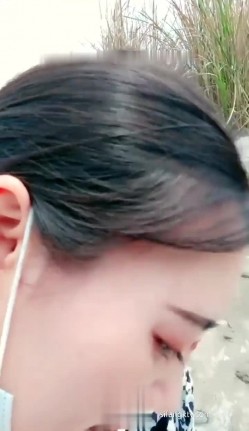 极品冰火姐妹花~~户外水塘野战，男主幸福，无套干俩，表姐有韵味，爽得张嘴大叫！ 截图3