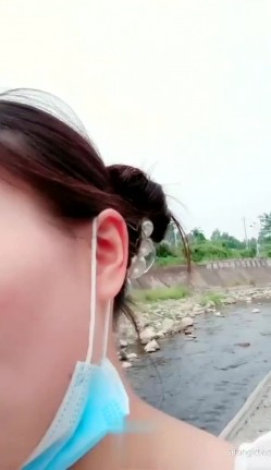 极品冰火姐妹花~~户外水塘野战，男主幸福，无套干俩，表姐有韵味，爽得张嘴大叫！ 截图4