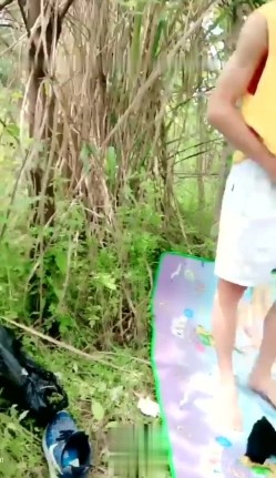 极品冰火姐妹花~~户外水塘野战，男主幸福，无套干俩，表姐有韵味，爽得张嘴大叫！ 截图5