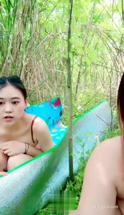 极品冰火姐妹花~~户外水塘野战，男主幸福，无套干俩，表姐有韵味，爽得张嘴大叫！ 截图16