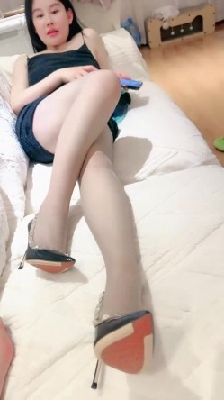 【纯情美少女】G奶御姐 巨乳翘臀 丝袜美腿 道具狂震 无套操到喷水 截图2