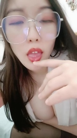 微胖界的御姐：开档黑丝，徒手拍打黑森林，两只大奶亭亭玉立，诱人的小骚洞！ 截图1