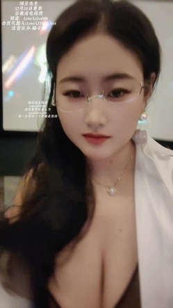 高颜值素人天然F奶婊子少妇「娍」KTV的淫乱，又是约了一位小哥哦，体力很好，我狠喜欢，就KTV就这样大胆的操我，真的爽到顶点 截图2