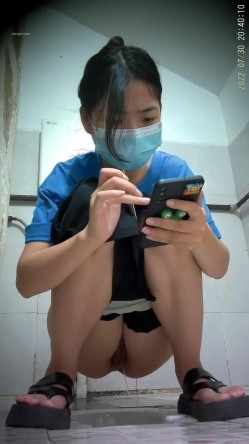 正面全景商场女厕逼脸同框偸拍超多年轻小姐姐小少妇方便，发现稀有极品正宗一线天馒头笔，真的好看 截图2