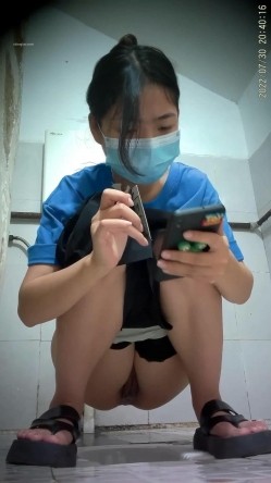 正面全景商场女厕逼脸同框偸拍超多年轻小姐姐小少妇方便，发现稀有极品正宗一线天馒头笔，真的好看 截图3