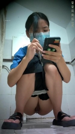 正面全景商场女厕逼脸同框偸拍超多年轻小姐姐小少妇方便，发现稀有极品正宗一线天馒头笔，真的好看 截图7
