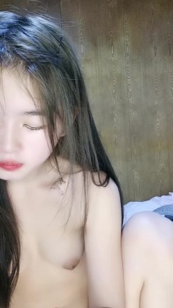 年轻小妹颜值高玩的也很骚，全程露脸近距离展示道具抽插骚穴，看看逼逼水多不多，呻吟可射表情好骚不要错过 截图7
