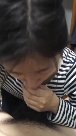 极品反差婊 高颜值纯素颜超会口交吃鸡，大屌让她爱不释手，技术娴熟疯狂口交，最后口爆吞精，清理干净大鸡巴！ 截图4