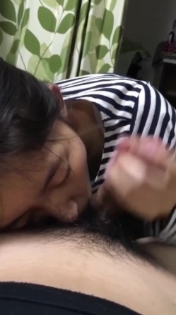 极品反差婊 高颜值纯素颜超会口交吃鸡，大屌让她爱不释手，技术娴熟疯狂口交，最后口爆吞精，清理干净大鸡巴！ 截图8