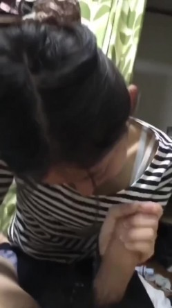 极品反差婊 高颜值纯素颜超会口交吃鸡，大屌让她爱不释手，技术娴熟疯狂口交，最后口爆吞精，清理干净大鸡巴！ 截图13