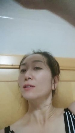 偷情的小少妇全程露脸好骚啊在家约啪小哥，口交大鸡巴在地板上换上黑丝高跟各种体位激情爆草，骚逼特写刺激 截图9