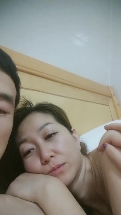 偷情的小少妇全程露脸好骚啊在家约啪小哥，口交大鸡巴在地板上换上黑丝高跟各种体位激情爆草，骚逼特写刺激 截图15