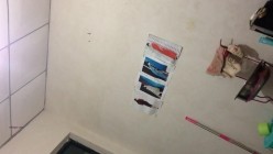 妹子被男友TP洗澡的反应天壤之别 一个淡定只说变态 一个桶盖当盾牌还要去关灯笑到我了 截图5