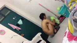 妹子被男友TP洗澡的反应天壤之别 一个淡定只说变态 一个桶盖当盾牌还要去关灯笑到我了 截图12