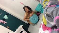 妹子被男友TP洗澡的反应天壤之别 一个淡定只说变态 一个桶盖当盾牌还要去关灯笑到我了 截图14