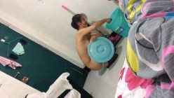 妹子被男友TP洗澡的反应天壤之别 一个淡定只说变态 一个桶盖当盾牌还要去关灯笑到我了 截图15