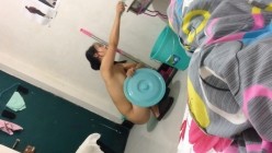 妹子被男友TP洗澡的反应天壤之别 一个淡定只说变态 一个桶盖当盾牌还要去关灯笑到我了 截图16