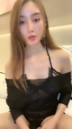 最新下海顶级女人味甜美御姐【9分超高颜值】撸点极高！被炮友连续狠操半小时 老逼水汪汪，骚货竟然还不满足 自慰更多水 截图1