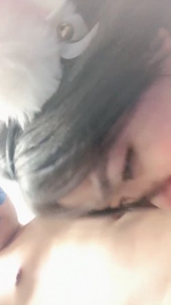 风骚学妹大姨妈来了小哥还不放过她，深喉草嘴玩着她的骚奶子释放性欲，浪叫呻吟不断，掰开逼逼给狼友看流血 截图1
