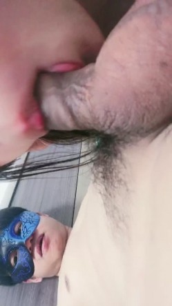 风骚学妹大姨妈来了小哥还不放过她，深喉草嘴玩着她的骚奶子释放性欲，浪叫呻吟不断，掰开逼逼给狼友看流血 截图12