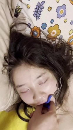 高冷女神被同班小伙多次套路MJ丝袜 道具 制服各种玩弄 截图3