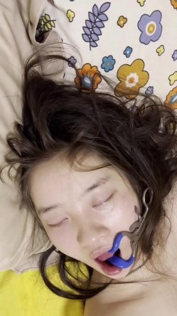 高冷女神被同班小伙多次套路MJ丝袜 道具 制服各种玩弄 截图12