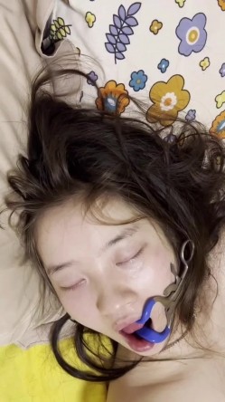 高冷女神被同班小伙多次套路MJ丝袜 道具 制服各种玩弄 截图14