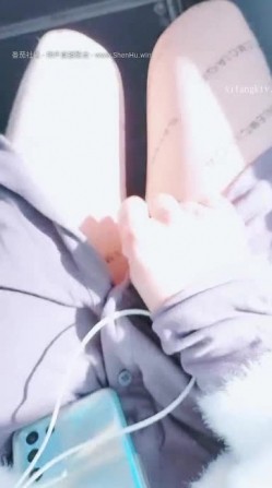 大胆淫娃~【朵朵爱喷水】户外商场喷水~公交车喷水~，人来人往，太刺激了，水流如柱 截图3