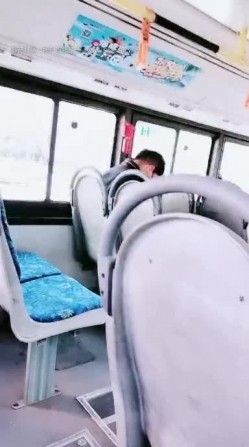 大胆淫娃~【朵朵爱喷水】户外商场喷水~公交车喷水~，人来人往，太刺激了，水流如柱 截图14